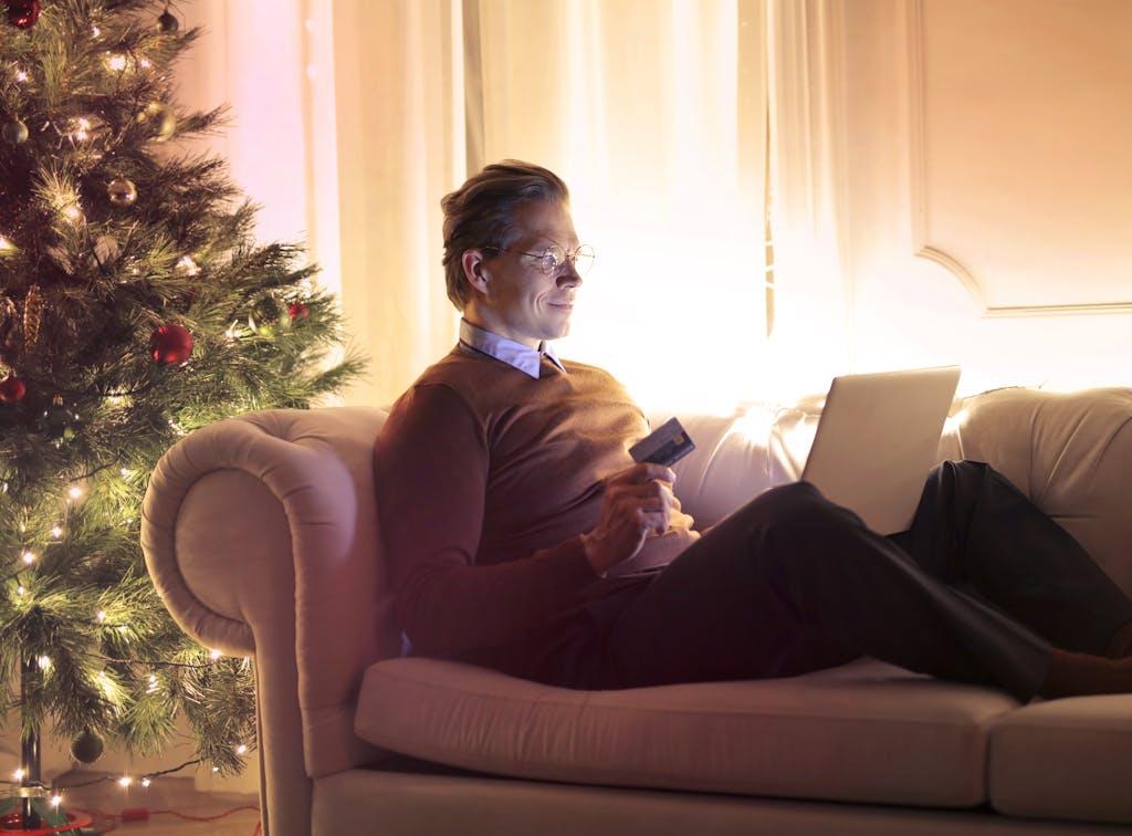 Abends wird auf dem Sofa eingekauft